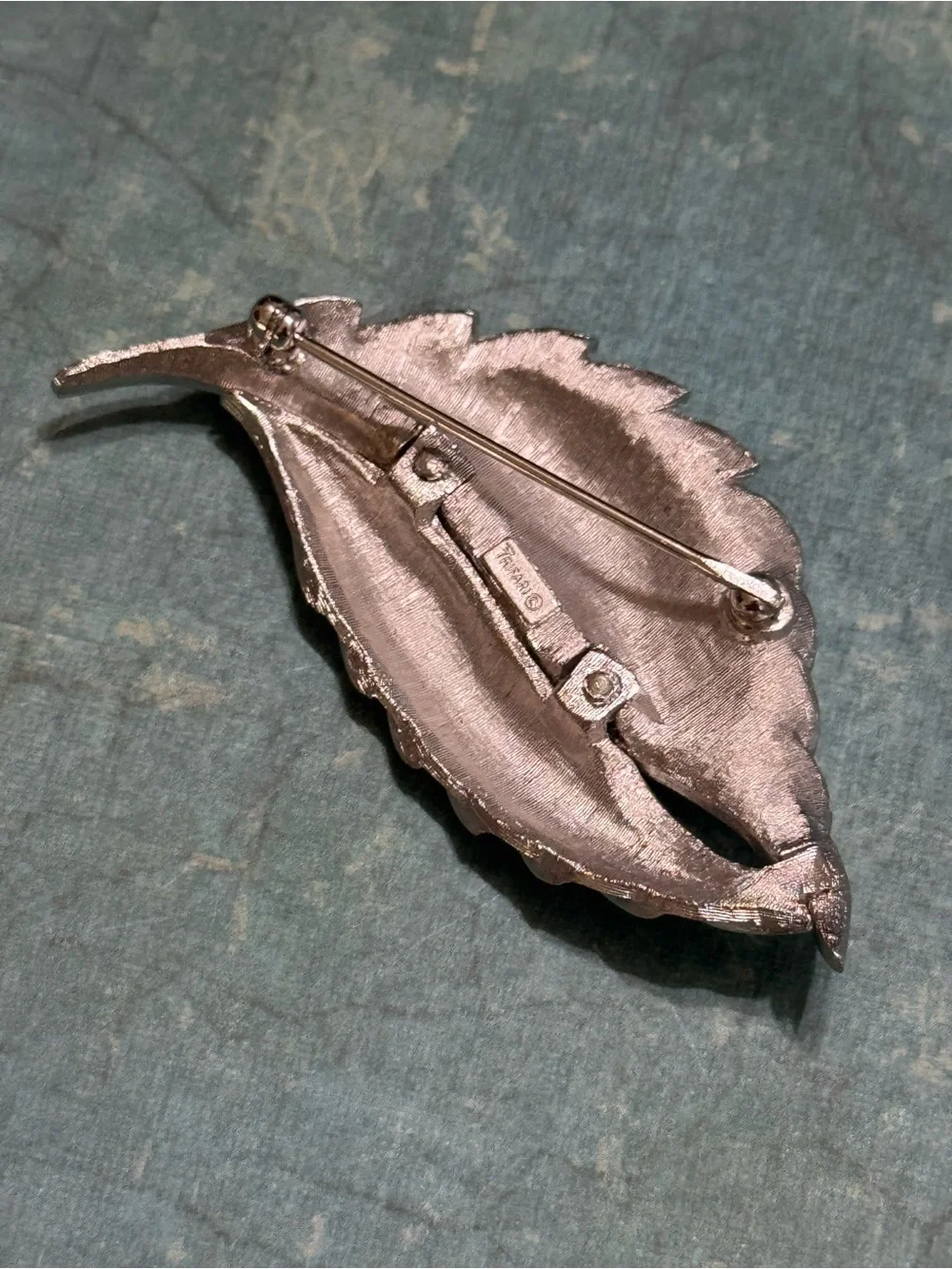 VINTAGE CROWN TRIFARI LEAF BROOCH